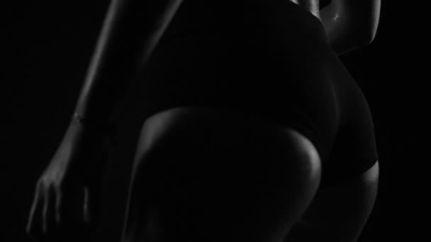 Jolie Fille Avec Corps Musculaire Fort Posant Entraînant Sous Des — Video
