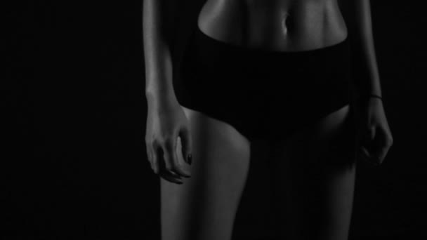 体とその中のすべての筋肉を示す水滴の下で強力な筋肉体のポーズとトレーニングを持つ美しい女の子 — ストック動画