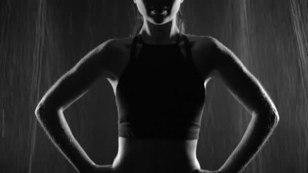 Красивая Девушка Сильным Мышечным Телом Позирует Тренируется Каплями Воды Показывая — стоковое видео