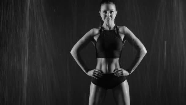 Hübsches Mädchen Mit Starkem Muskelkörper Posiert Und Trainiert Unter Wassertropfen — Stockvideo