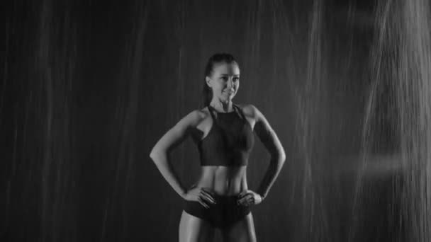 Pretty Girl Strong Muscle Body Posing Training Water Drops Showing — Stock Video