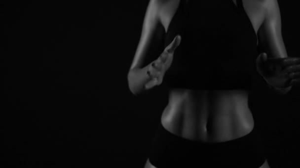 Menina Bonita Com Forte Corpo Muscular Posando Treinando Sob Gotas — Vídeo de Stock