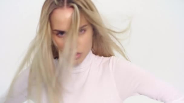 Realtime Motion Girl Posant Studio Blanc Parfait Dans Beau Short — Video