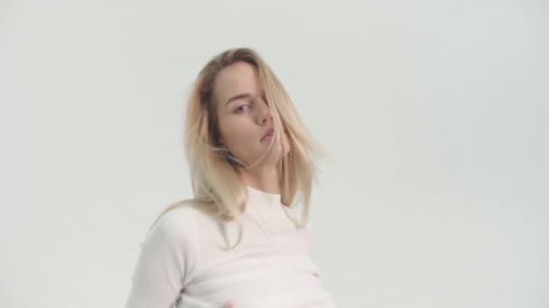 Chica Movimiento Tiempo Real Posando Perfecto Estudio Blanco Bonitos Pantalones — Vídeos de Stock