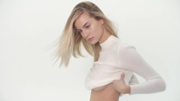 Chica Movimiento Tiempo Real Posando Perfecto Estudio Blanco Bonitos Pantalones — Vídeo de stock