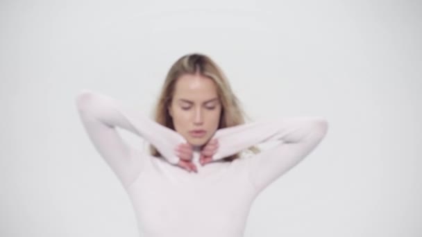 Realtime Motion Meisje Poseren Perfecte Witte Studio Mooie Shorts Sexy — Stockvideo