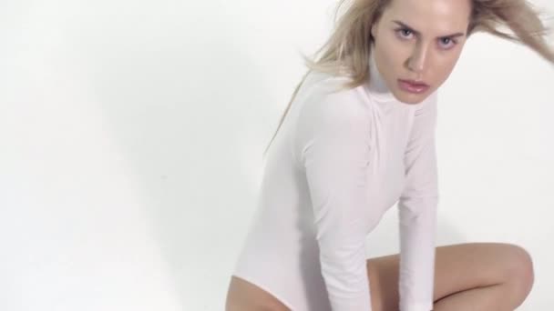 实时运动女孩在完美的白色工作室里 穿着漂亮的短裤 风度翩翩的性感风格 — 图库视频影像