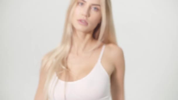 实时运动女孩在完美的白色工作室里 穿着漂亮的短裤 风度翩翩的性感风格 — 图库视频影像