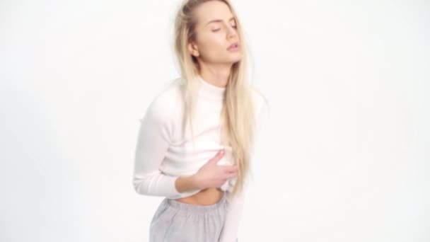 Realtime Motion Girl Posant Studio Blanc Parfait Dans Beau Short — Video