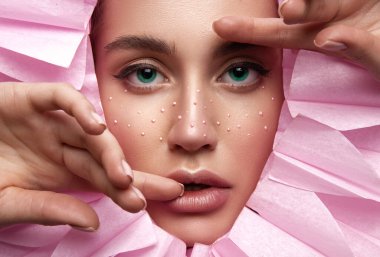 Pembe çiçek stili çok güzel görünüyor. Kozmetik için en iyi resim ya da her kampanya arka planı ya da reklam panosu için en iyi parfüm çok yüksek çözünürlükte. 