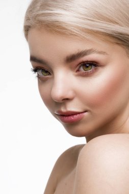 Olağanüstü güzelliği ve parlak sarı gözleri olan genç bir kadın çok temiz ve parlak bir şekilde poz veriyor. Mükemmel ve benzersiz.