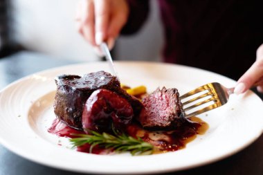 Pişmiş bifteğin büyük bir kısmı çok lezzetli, domates ve biberiyeli.