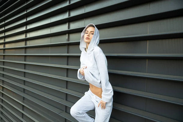 Atletisch Meisje Poseren Een Stedelijke Stad Het Model Heeft Een — Stockfoto