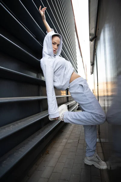 Sportliches Mädchen Posiert Einer Urbanen Stadt Das Model Hat Einen — Stockfoto