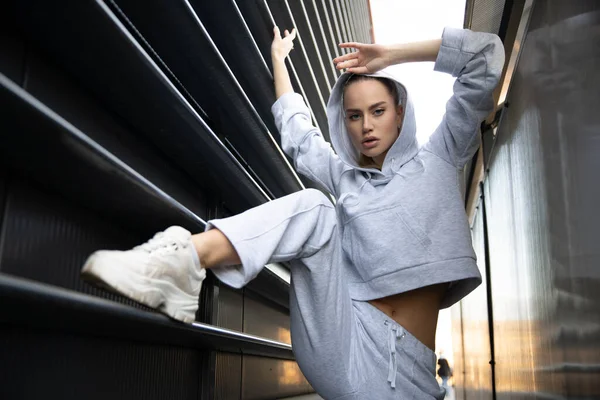 Sportliches Mädchen Posiert Einer Urbanen Stadt Das Model Hat Einen — Stockfoto