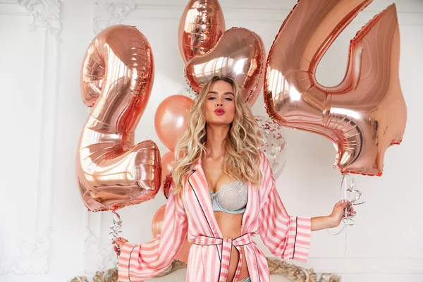 Viering Met Ballonnen Zeer Hete Sexy Borsten Meisje Verbazingwekkende Lingerie — Stockfoto