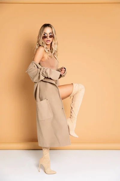 Fashionable Model Pirang Cantik Berpose Sangat Seksi Dengan Mantel Krem — Stok Foto