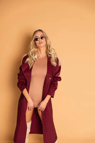 Sexig Blond Modell Med Perfekt Smal Kropp Med Stora Bröst — Stockfoto