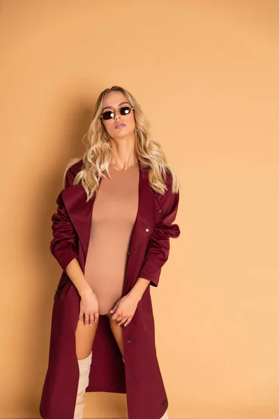 Sexy Blondýny Model Perfektní Hubené Tělo Obrovskými Prsy Pózovat Béžové — Stock fotografie