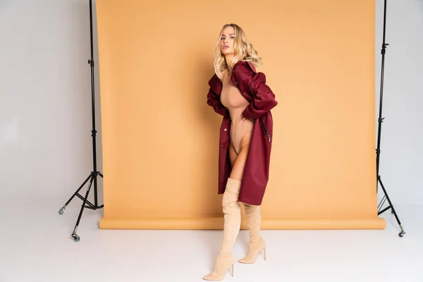 Sexy Blondes Model Mit Perfektem Schlanken Körper Mit Riesigen Titten — Stockfoto