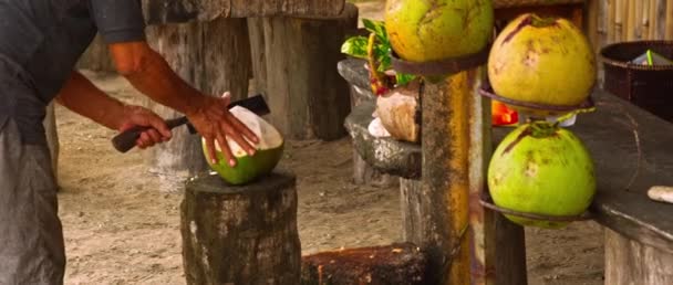 Viejo Balinés Muy Bronceado Abriendo Coco Con Machete — Vídeos de Stock