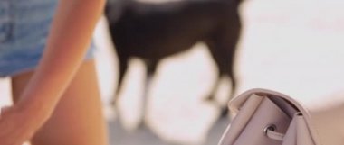 Hindistan cevizi sütünden sonra ellerini yıkayan ve köpek yavrusuyla oynayan bir kız.