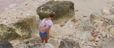 İnanılmaz su renkleriyle Bali plajı ve okyanusu Ulusal binalar ve güçlü rüzgarlar