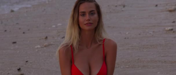 Nice Sexy Dziewczyna Zabawy Uśmiech Falami Plaży Zachodzie Słońca Bardzo — Wideo stockowe