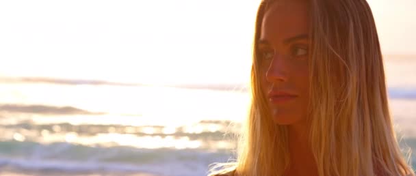 Trevlig Sexig Tjej Sitter Stranden Vid Solnedgången Med Mycket Ljus — Stockvideo