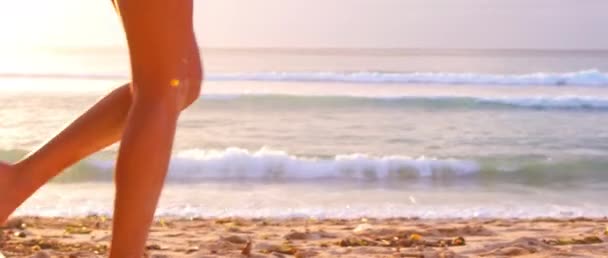Schöne Sexy Mädchen Beine Spaziergang Strand Bei Sonnenuntergang Mit Sehr — Stockvideo