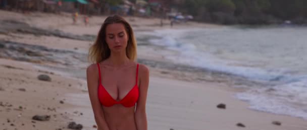 Гарна Сексуальна Дівчина Гуляє Пляжі Заході Сонця Дуже Яскравим Теплим — стокове відео