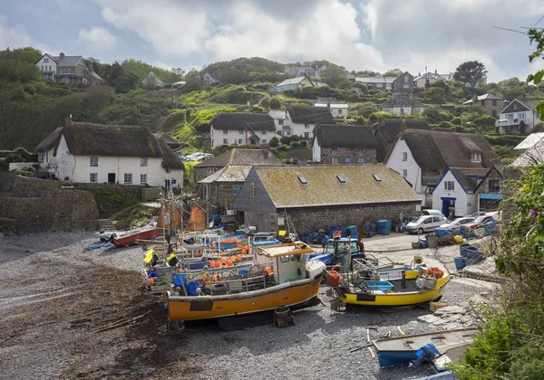 Balıkçı tekneleri Cadgwith Cove, Cornwall, İngiltere — Stok fotoğraf