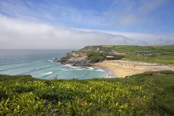 Tittar mot kyrkan Cove, Cornwall, England — Stockfoto