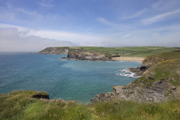 Tittar mot kyrkan Cove, Cornwall, England — Stockfoto