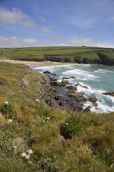 Tittar mot Poldhu Cove, Cornwall, England — Stockfoto