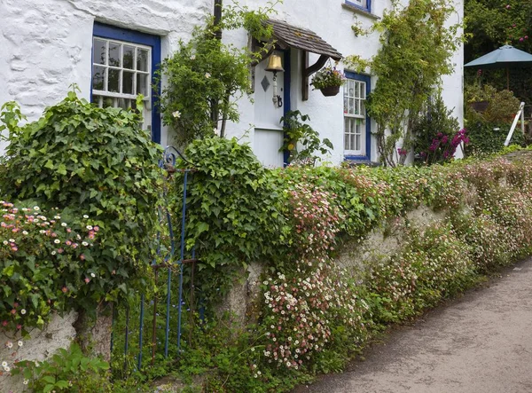 Steinhaus mit hübschem Garten, Helford, Cornwall, England — Stockfoto