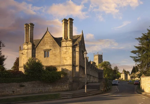 Almhäuser und Kirche in Chipping Campden, Cotswolds, Gloucestershire, England — Stockfoto