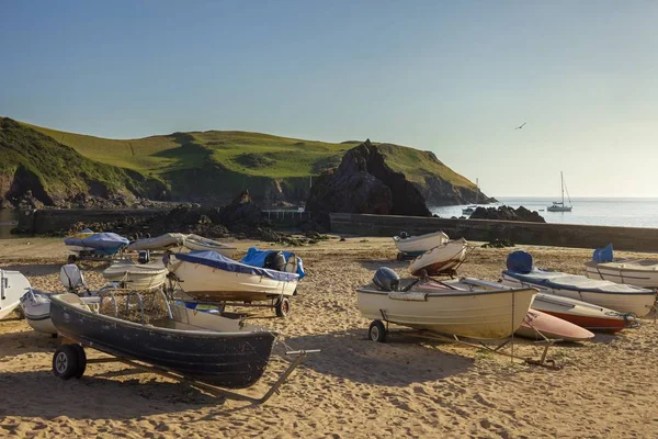 Båtar på hopp Cove, Devon, England — Stockfoto