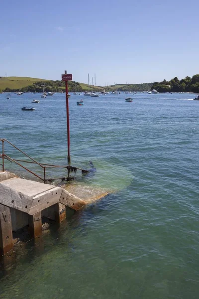 Die fähre, die in salcombe, devon, england festmacht — Stockfoto