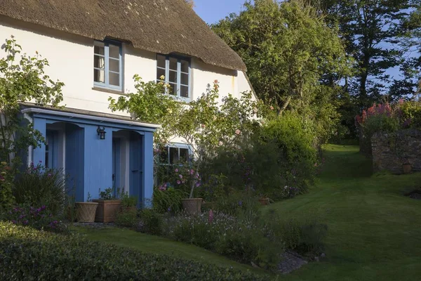 Halmtak stuga på inre hopp, hopp Cove, Devon, England Stockbild