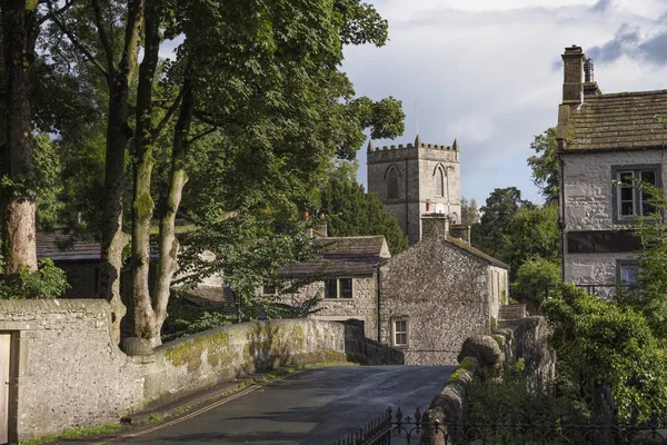 Претти Каменная Церковь Йоркширской Деревне Келлуэлл Уорфедейл Англия — стоковое фото