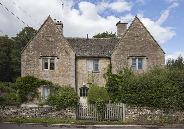 Semi-detached cottage, Cotswolds — Stock Photo, Image