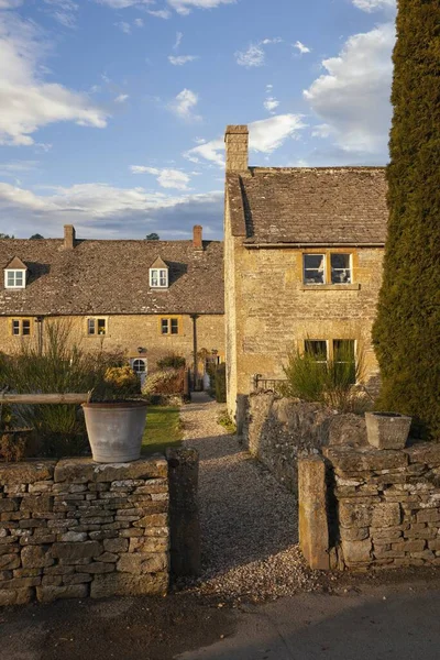 Pretty Cotswold Dorf Naunton, Gloucestershire, England — Stockfoto