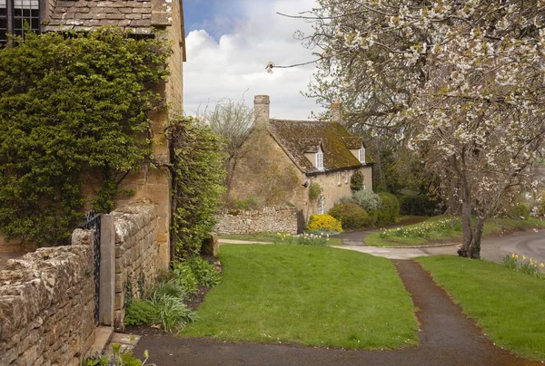 Pretty Cotswold vesnice Saintbury nedaleko Chipping Campden, Gloucestershire, Anglie — Stock fotografie