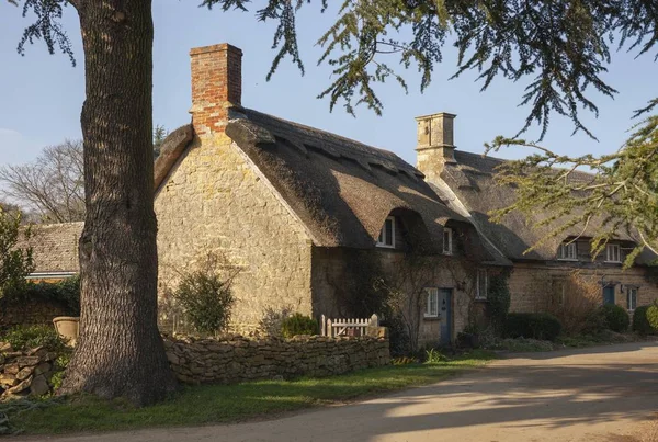 Cottage Thathced a Hidcote Bartrim, Cotswolds, Gloucestershire, Inghilterra — Foto Stock