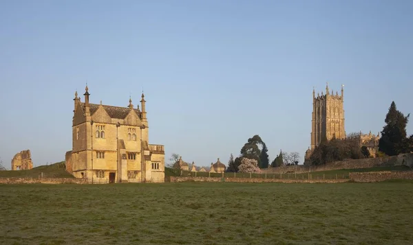 Gamla festsalen och kyrkan, Chipping Campden, Cotswolds, Gloucestershire, England — Stockfoto