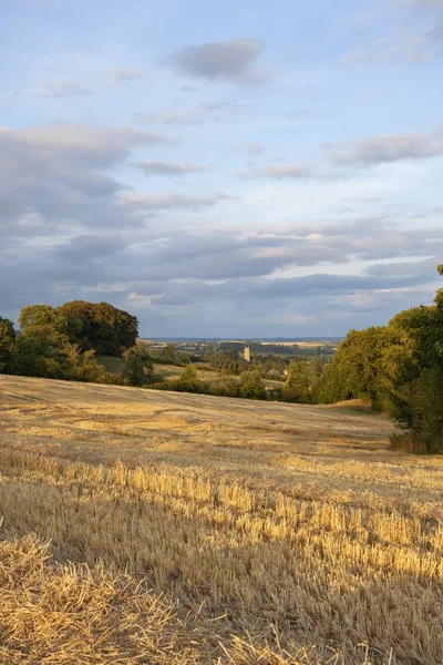 Vista sobre las tierras agrícolas hacia la iglesia en Chipping Campden, Cotswolds, Gloucestershire, Inglaterra — Foto de Stock