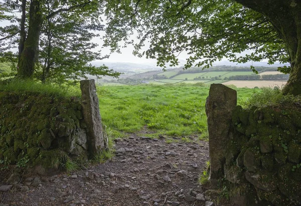 Vista através da parede de pedra sobre a paisagem de Brentnor, Devon, Inglaterra — Fotografia de Stock