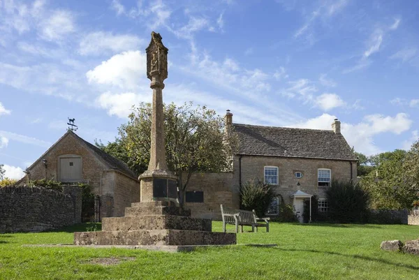 Village Cross at Guiting Power, Cotswolds, Gloucestershire, England — Stock Photo, Image