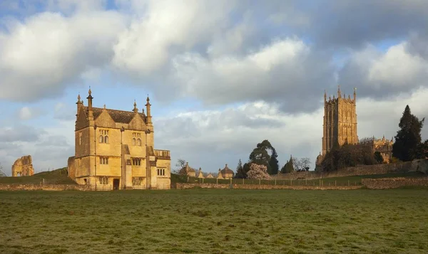 The Old Banqueting Hall and church, Chipping Campden, Cotswolds, Gloucestershire, Inglaterra — Fotografia de Stock